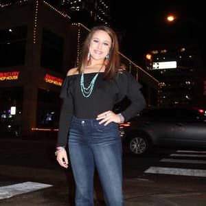 Meet your Posher, Hallie